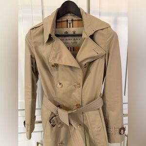 Burberry Mid-Length Chelsea Heritage Trench Coat — Brand New / Unworn